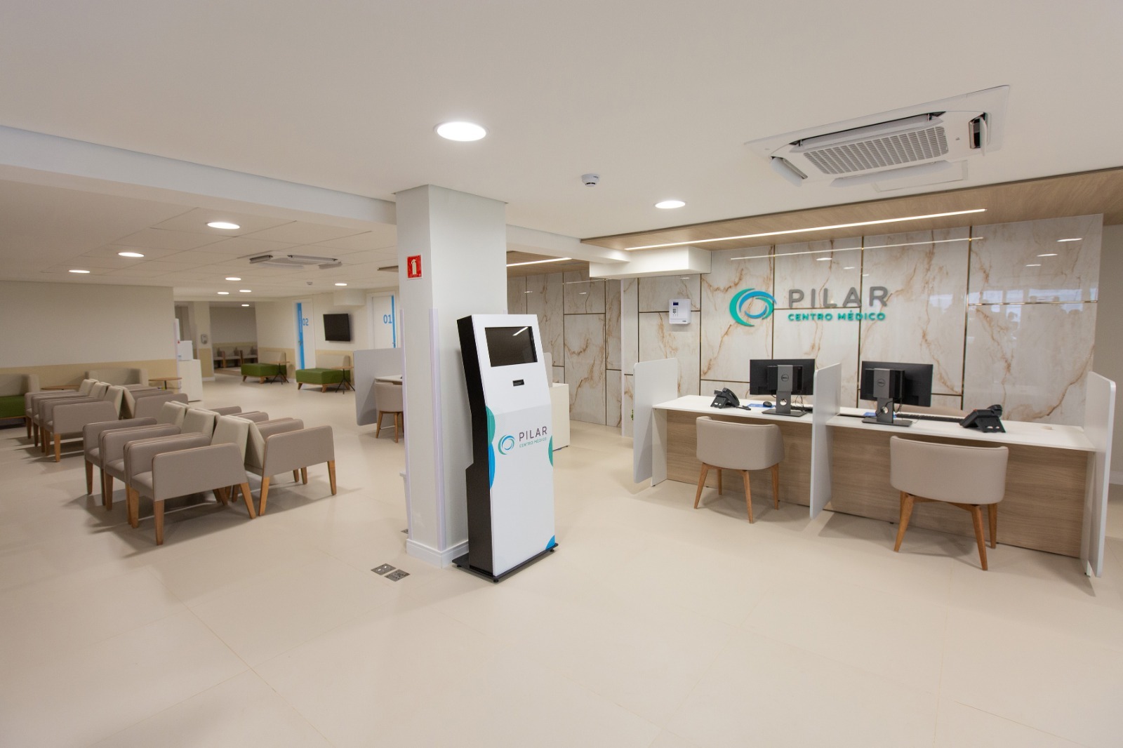 Recepção do Pilar Centro Médico, estrutura moderna voltada ao atendimento ágil e ao conforto dos pacientes.