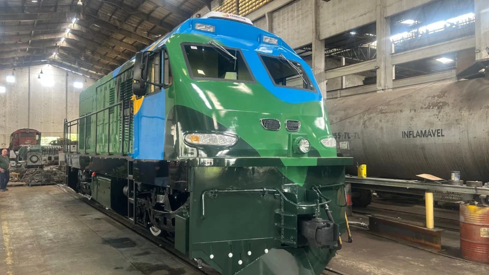 Nova locomotiva TR 1000 da Serra Verde Express: investimento de US$ 1 milhão amplia a autonomia da empresa para operações turísticas em Curitiba.