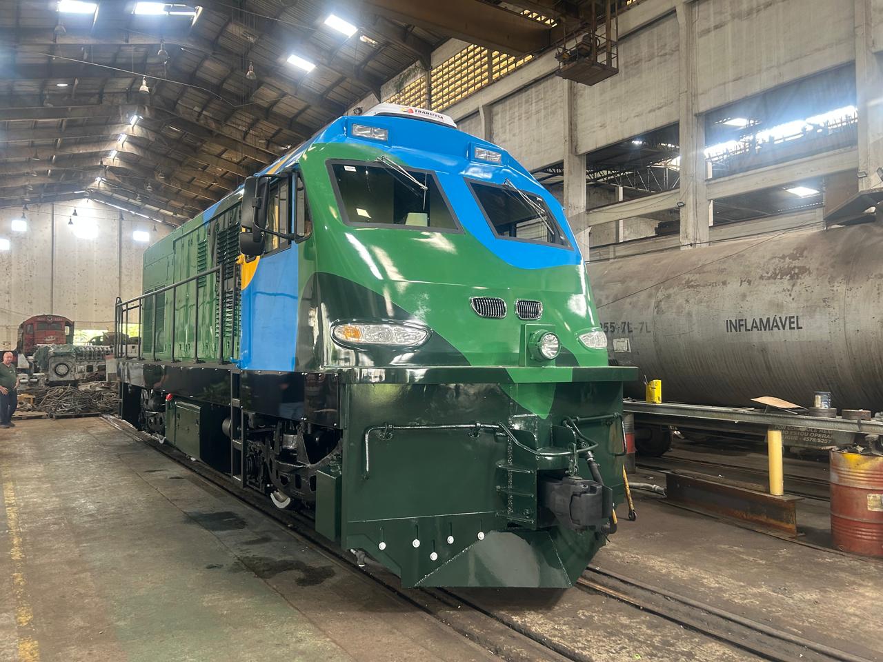 Nova locomotiva TR 1000 da Serra Verde Express: investimento de US$ 1 milhão amplia a autonomia da empresa para operações turísticas em Curitiba.