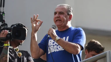 Pastor é acusado de calúnia e injúria contra general por críticas ao Alto Comando do Exército em ato na Paulista.