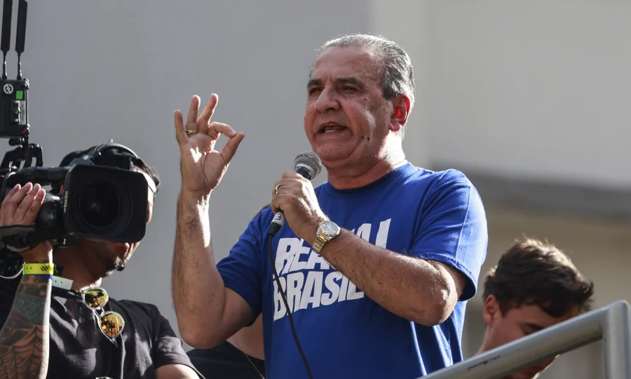 Pastor é acusado de calúnia e injúria contra general por críticas ao Alto Comando do Exército em ato na Paulista.