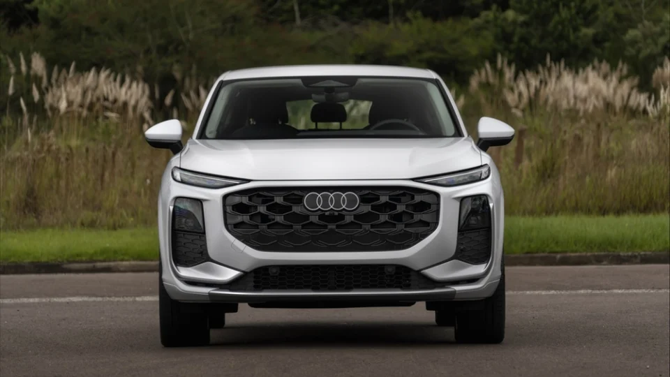 Nova geração do Audi Q3 em linha de montagem: o modelo nacional chega às concessionárias de todo o Brasil na segunda quinzena de maio nas carrocerias SUV e Sportback. (Foto: Divulgação/Audi do Brasil)