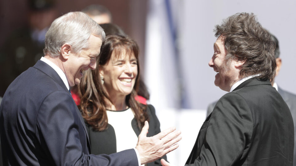 Milei, Paz, Flávio Bolsonaro: direita marca presença na posse do novo presidente do Chile