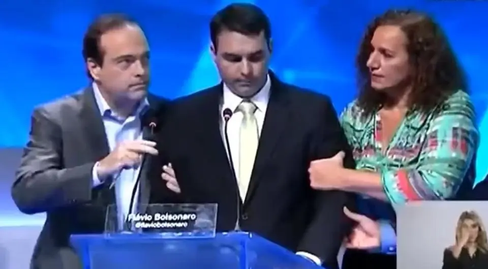 Imagem de Flávio Bolsonaro quase desmaiando durante debate da Band em 2016