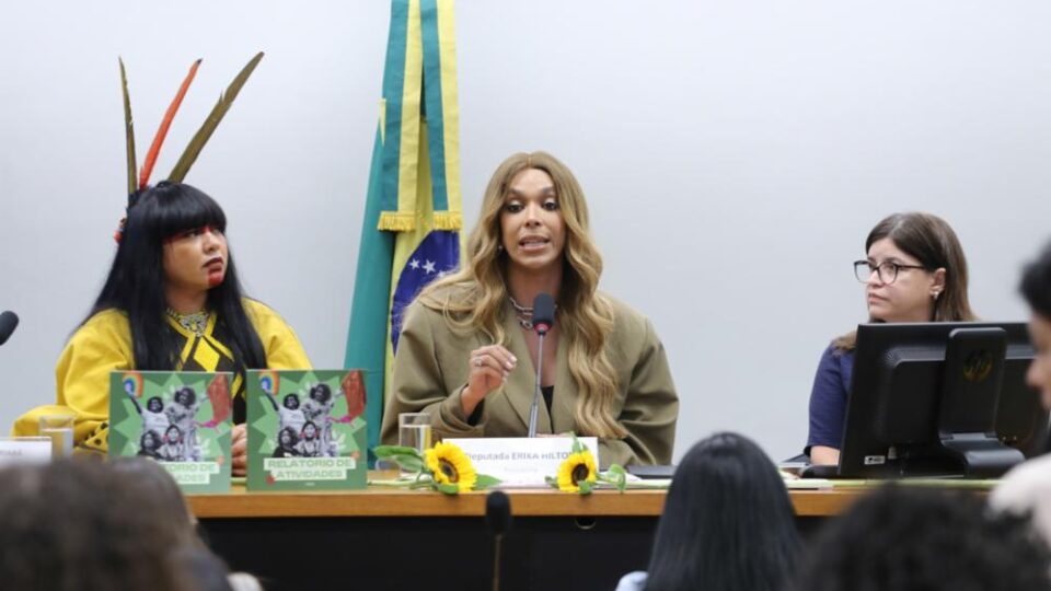 Erika Hilton assume presidência da Comissão da Mulher e diz que mulheres trans “não serão abandonadas”