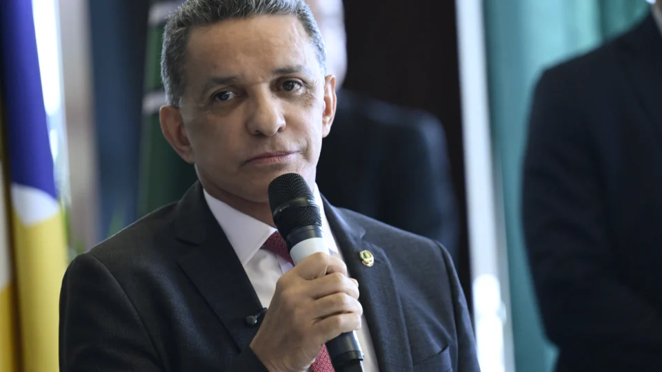 Roberta Acioly assumirá no lugar de Mecias de Jesus. Tribunais de contas atraíram partidos após de envolvimento do TCU no caso Master.
