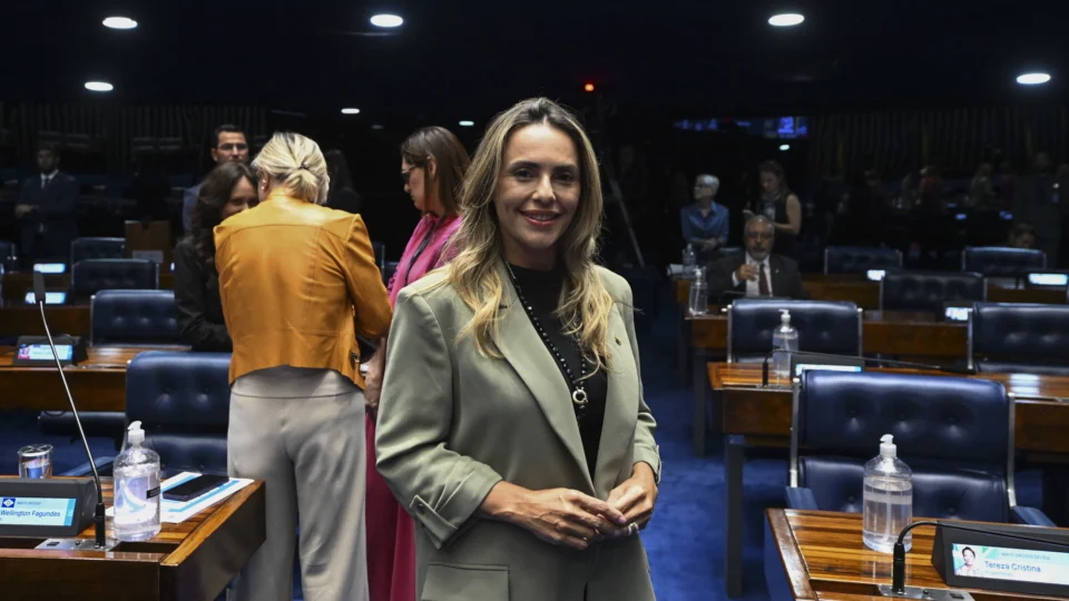 Primeira suplente de Mecias, Roberta Acioly herdará vaga após renúncia.
