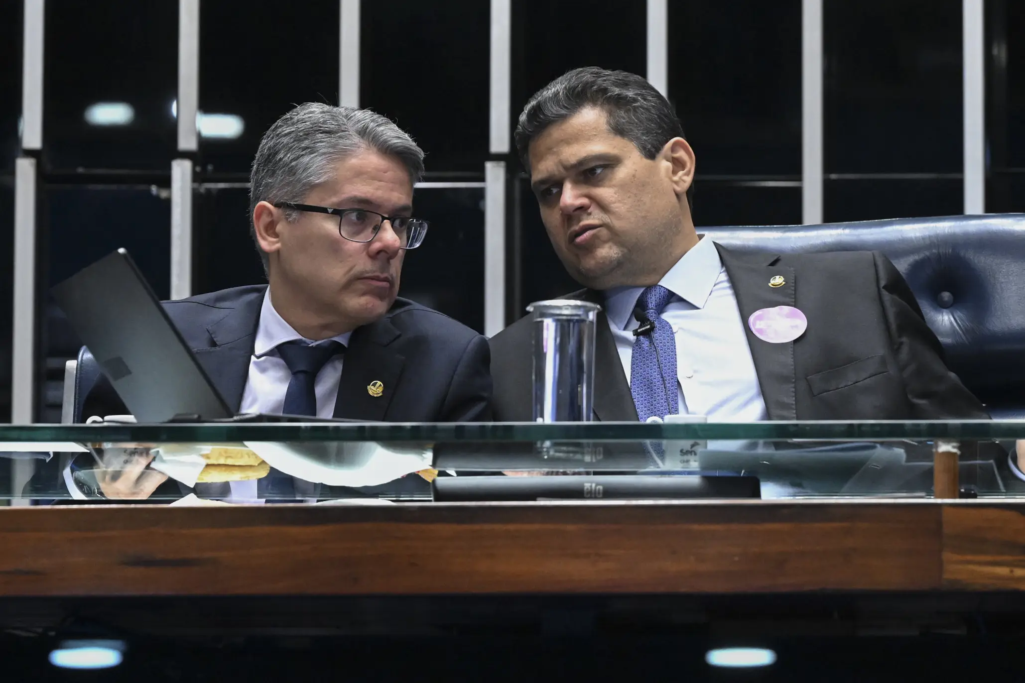 Jordy e interlocutores suspeitam de parceria entre Alessandro Vieira e Alcolumbre para travar comissões de inquérito relacionadas ao Master. 