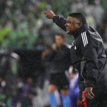 O técnico Roger Machado, em partida do Internacional (RS) na Colômbia, em maio de 2025. Imagem referente a matéria