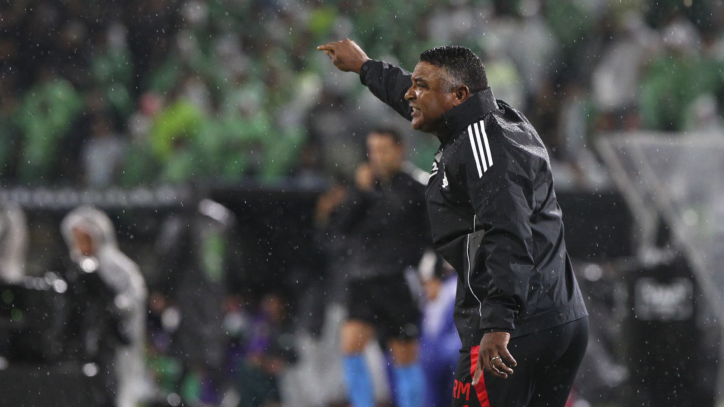 O técnico Roger Machado, em partida do Internacional (RS) na Colômbia, em maio de 2025.