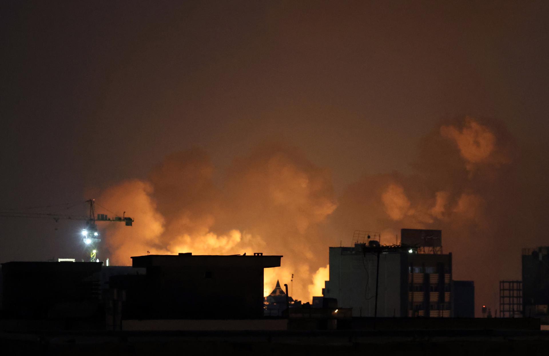 Fumaça sobe após bombardeio em Teerã, na semana passada, durante ofensiva dos EUA e Israel contra o regime islâmico.