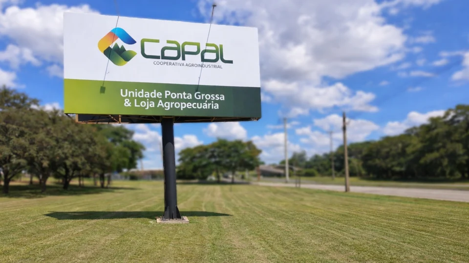 Placa da unidade da Capal Cooperativa Agroindustrial em Ponta Grossa, nos Campos Gerais, uma das filiais assumidas pela cooperativa após a incorporação da Coopagrícola no Paraná.
