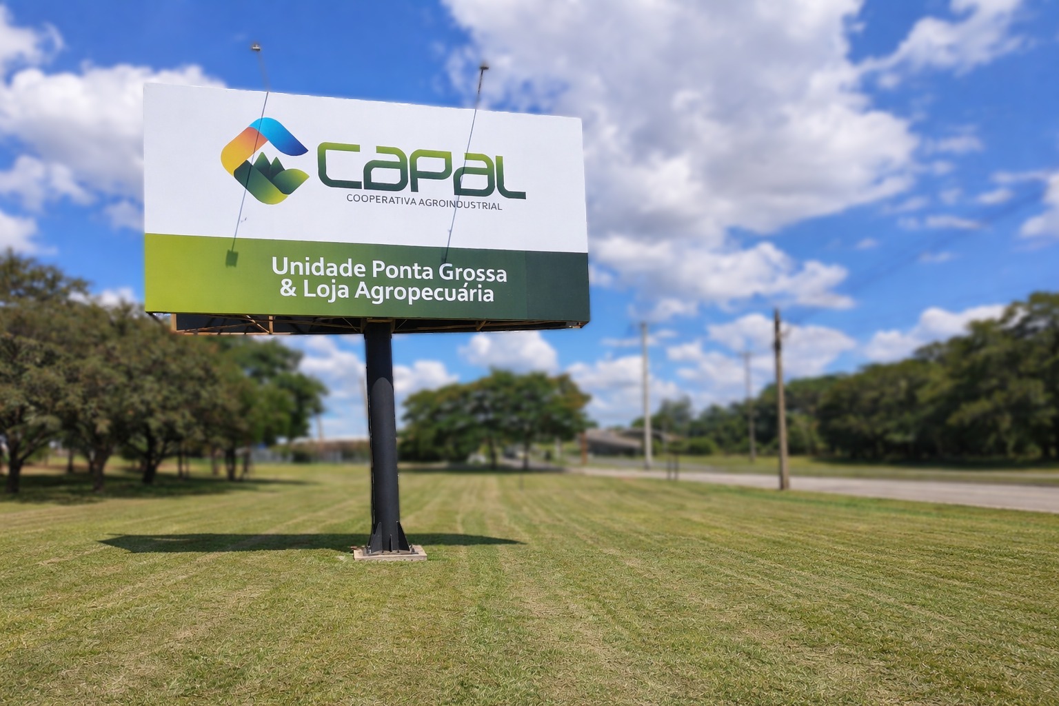 Placa da unidade da Capal Cooperativa Agroindustrial em Ponta Grossa, nos Campos Gerais, uma das filiais assumidas pela cooperativa após a incorporação da Coopagrícola no Paraná.