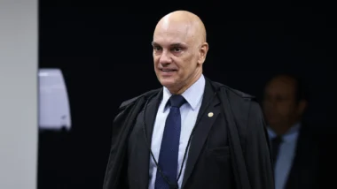 Ministro alega que ex-assessor está em local "incerto e não sabido", mas pediu extradição à Justiça italiana.