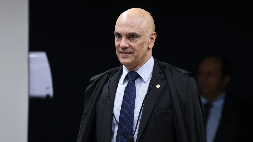 Ministro alega que ex-assessor está em local "incerto e não sabido", mas pediu extradição à Justiça italiana.