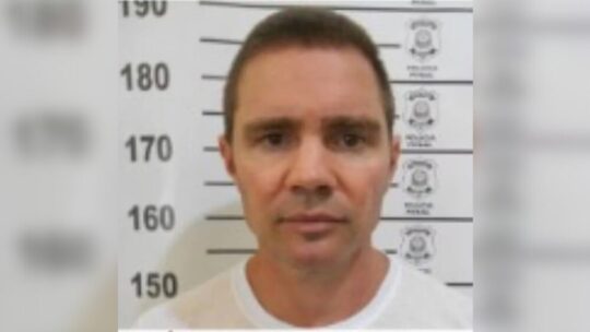 Imagem dividida: à esquerda, Daniel Vorcaro em foto oficial; ao centro, fachada do Banco Master e símbolos do STF; à direita, algemas e documentos de delação premiada com fundo ver