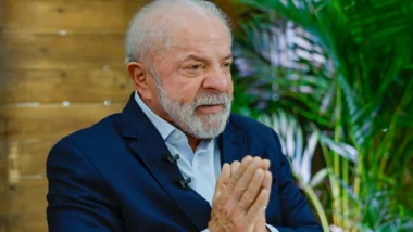 Pesquisa eleitoral da Quaest mostra que Lula está perdendo força contra Flávio Bolsonaro na eleição para presidente.