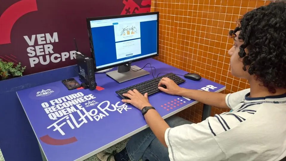 Estudantes podem ingressar na PUCPR por vestibular agendado ou com a nota do Enem, com opções de bolsas e descontos em diversos cursos de graduação.