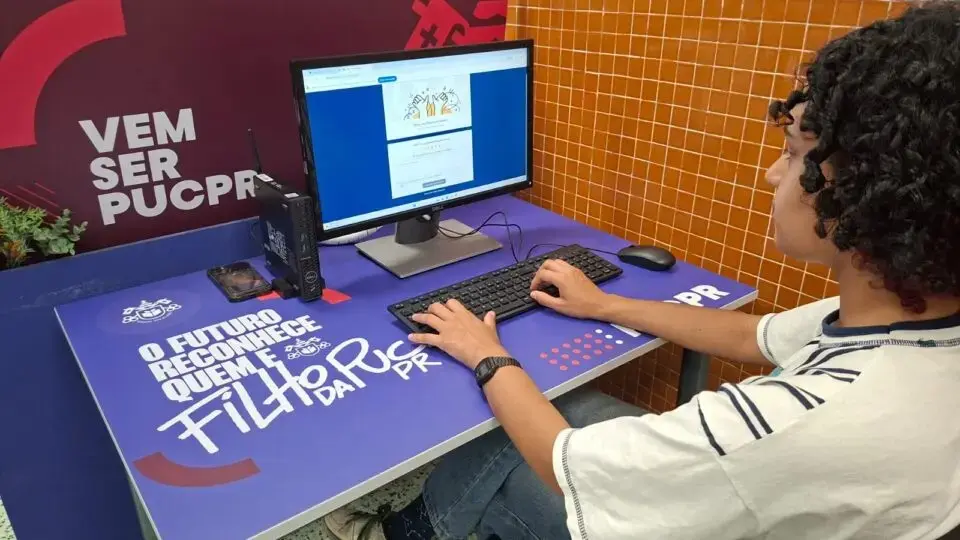 Estudantes podem ingressar na PUCPR por vestibular agendado ou com a nota do Enem, com opções de bolsas e descontos em diversos cursos de graduação.