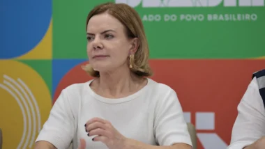 Levantamentos sinalizam crescimento do filho de Jair Bolsonaro em intenções de voto tanto no primeiro quanto no segundo turno.