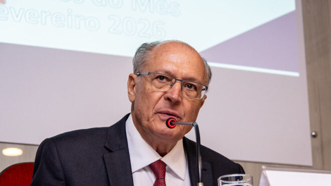 Distribuidoras pedem que Petrobras importe mais diesel, diz Alckmin