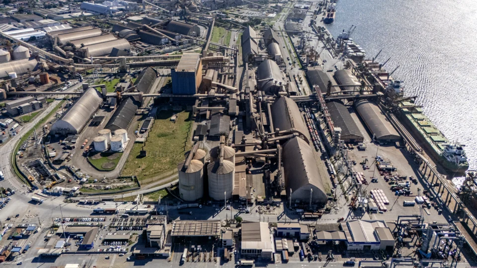 Concessão do canal de acesso ao Porto de Paranaguá prevê cerca de R$ 1,23 bilhão em investimentos e permitirá a operação de navios maiores.