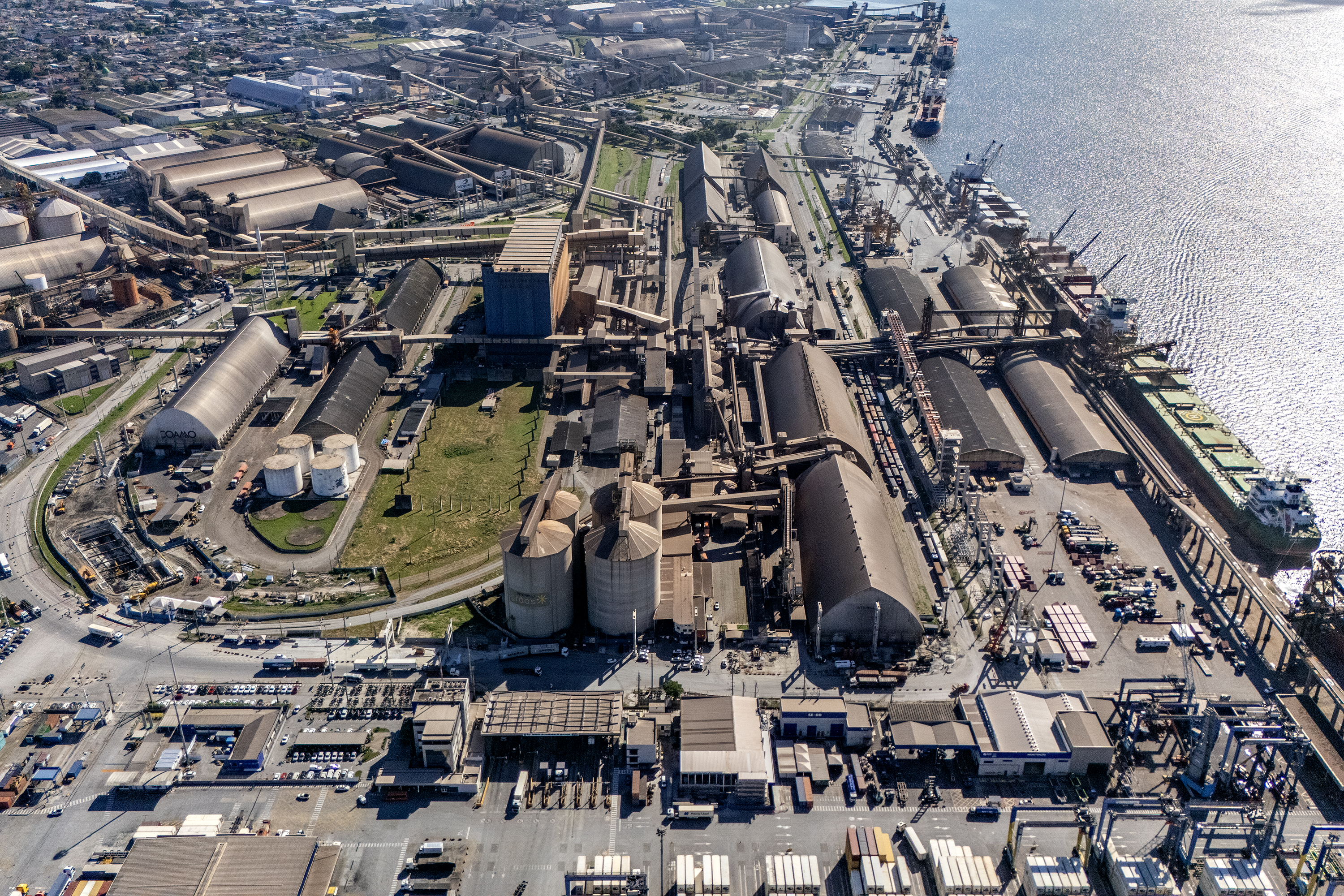 Concessão do canal de acesso ao Porto de Paranaguá prevê cerca de R$ 1,23 bilhão em investimentos e permitirá a operação de navios maiores.