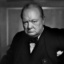 Churchill uniu coragem, estudo e princípios. Sua experiência na guerra e visão política o prepararam para liderar um país no momento crítico. Imagem referente a matéria