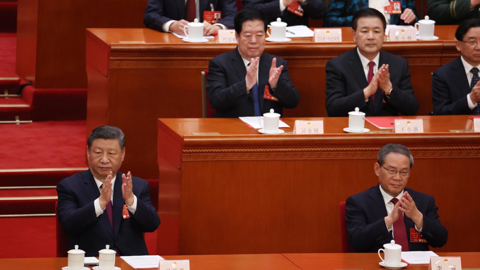 China, liderada por Xi Jinping (esquerda), tem política de ” uniformidade étnica”.