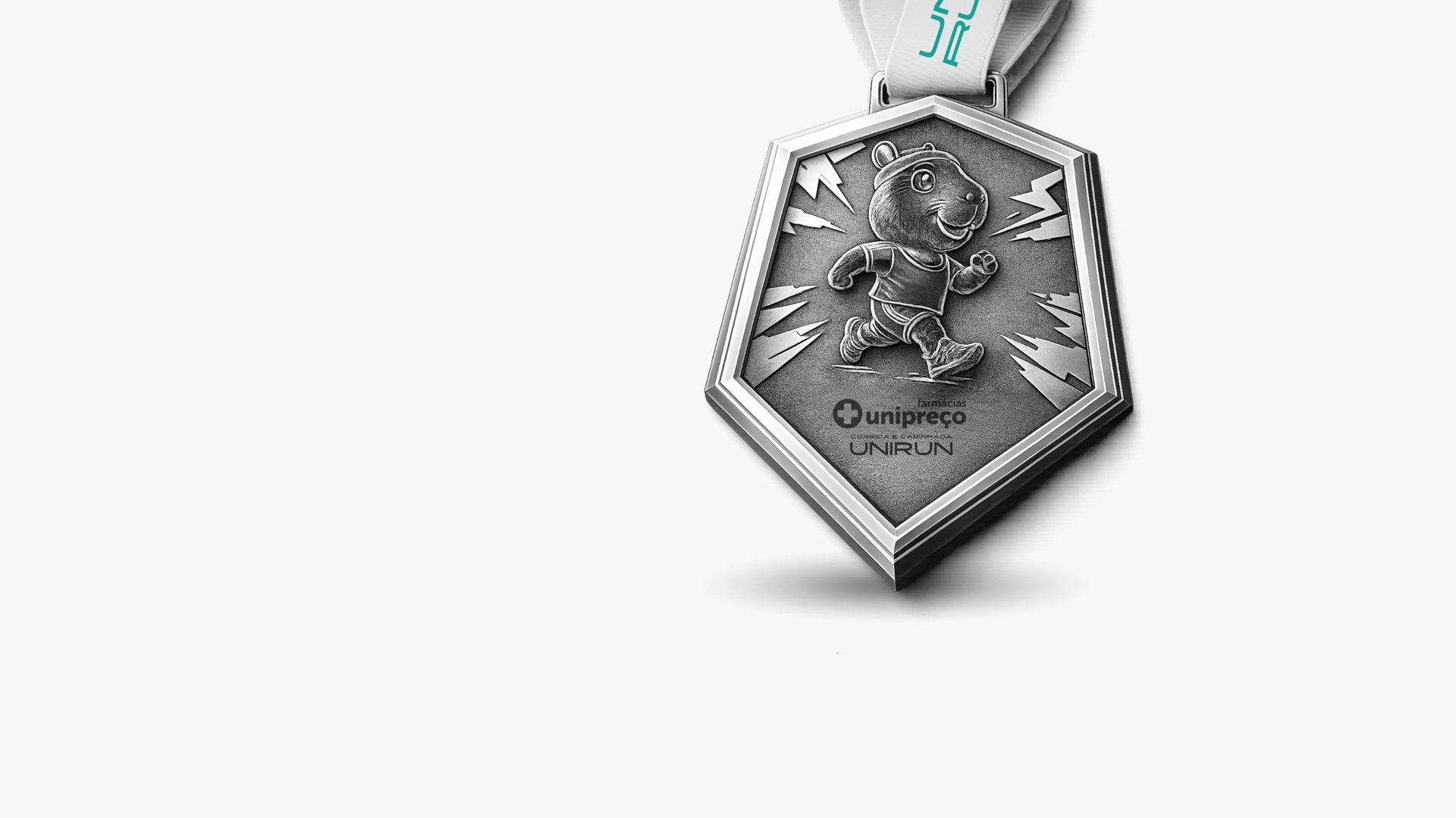 Mascote Nica estampa a medalha da UniRun 2026, corrida promovida pelas Farmácias UniPreço que reúne corrida, caminhada e prova kids em um evento para toda a família.