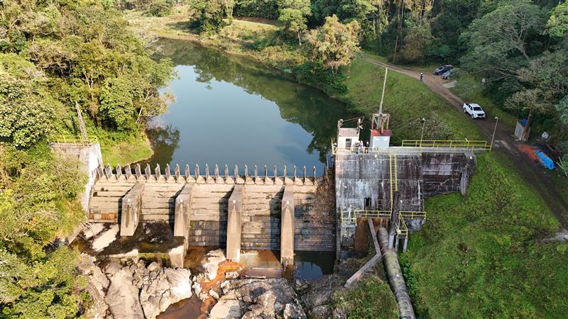 Vista aérea da usina hidrelétrica Chaminé, em São José dos Pinhais (PR), empreendimento que completa 95 anos e integra o parque de geração renovável do Grupo Electra Energia.