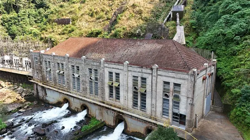 Casa de força da usina hidrelétrica Chaminé, em São José dos Pinhais (PR), empreendimento histórico que completa 95 anos e segue operando como parte do parque gerador do Grupo Electra Energia.