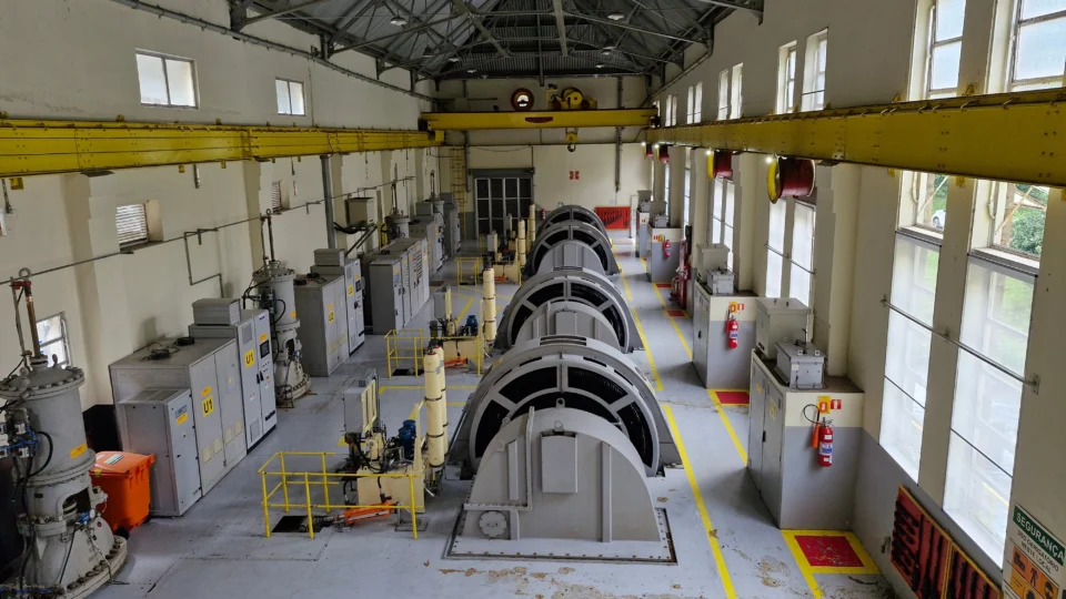 Interior da usina hidrelétrica Chaminé, em São José dos Pinhais (PR), que completa 95 anos de operação e integra o parque gerador do Grupo Electra Energia.