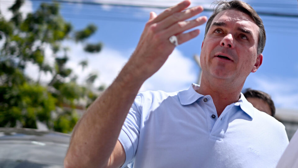 Flávio Bolsonaro diz que seguir a negar prisão domiciliar é “brincar” com a vida do pai