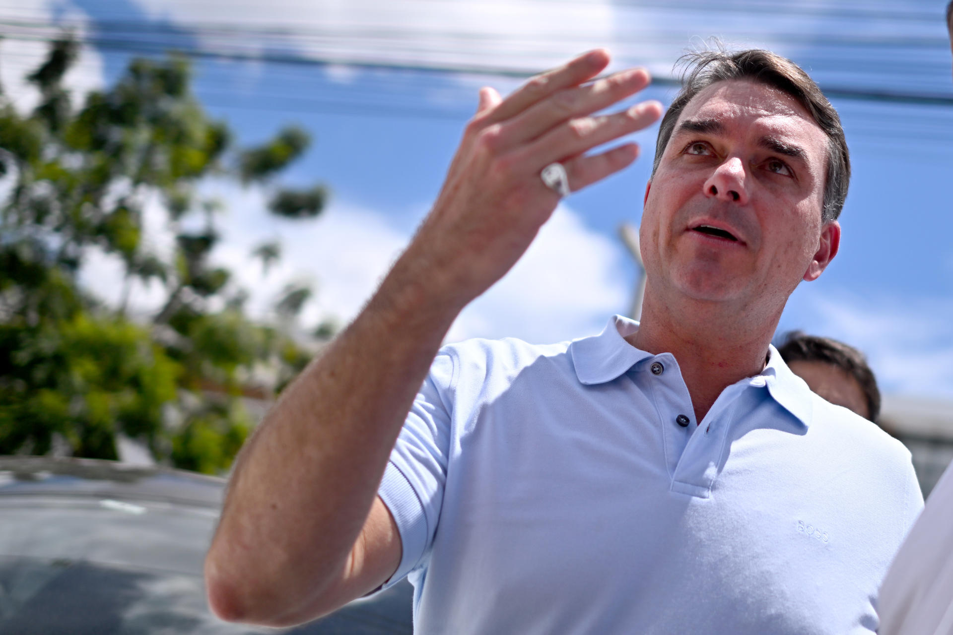 Flávio diz que negar domiciliar é brincar com a vida de Bolsonaro