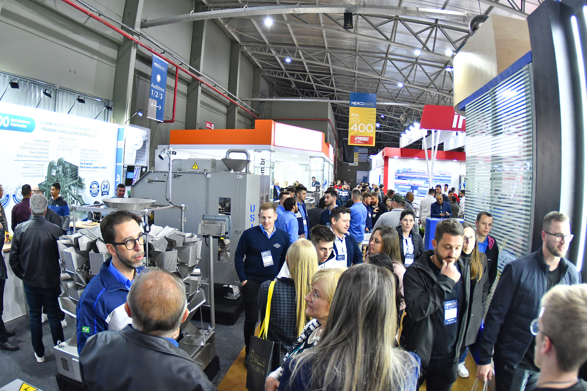 As soluções tecnológicas na feira envolvem rastreabilidade, eficiência energética, biossegurança, automação industrial, inteligência artificial, gestão estratégica e sustentabilidade.