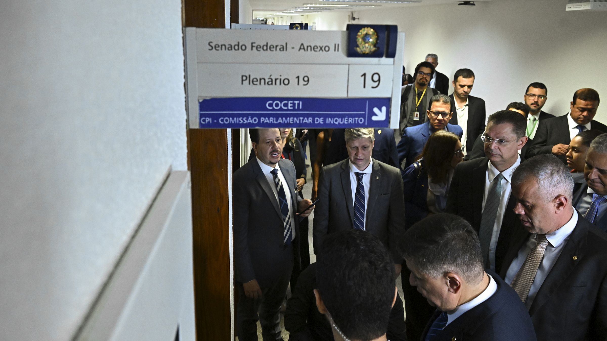 Membros da CPMI do INSS se dirigem à sala-cofre de documentos sigilosos.