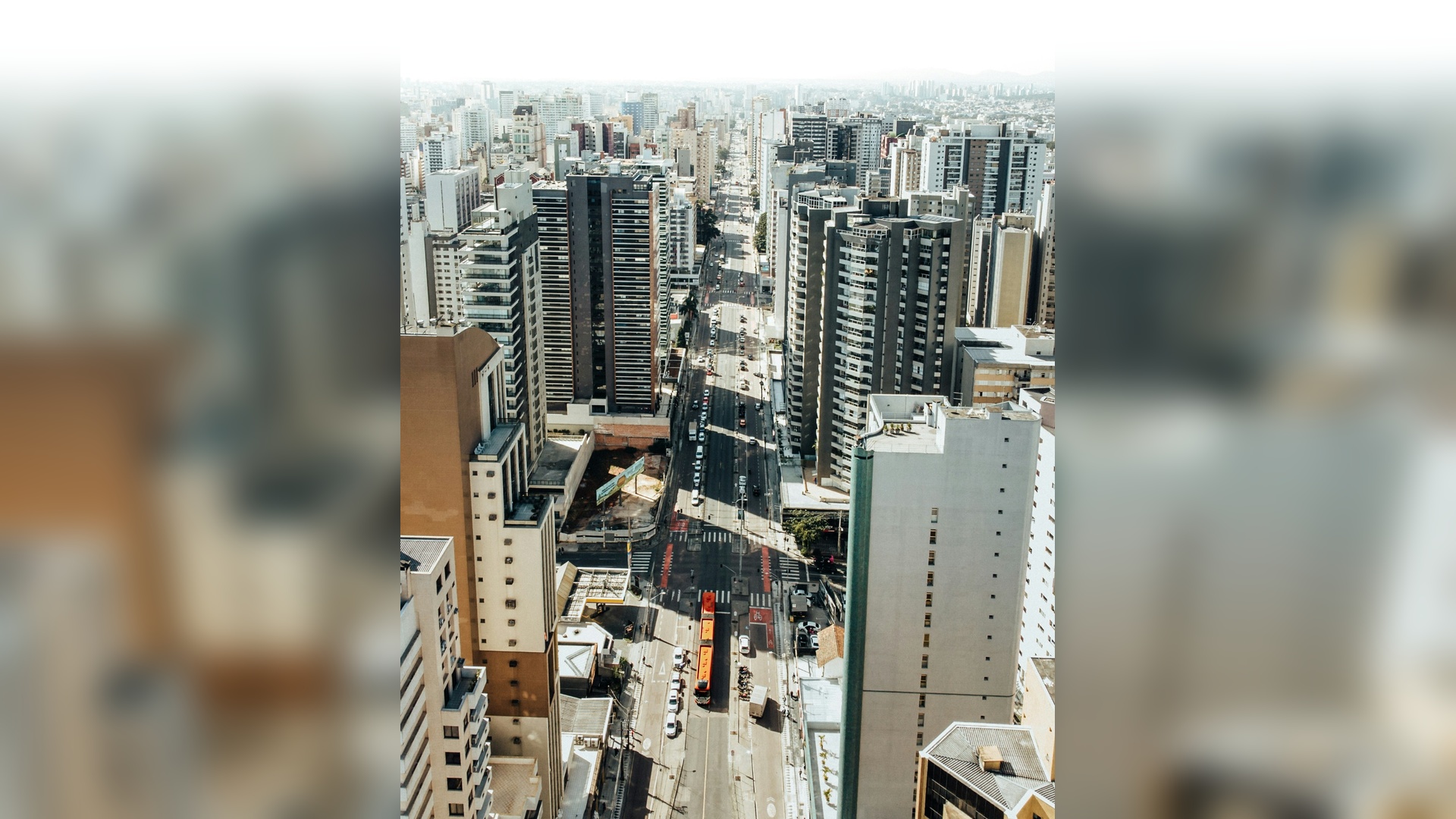 Vista urbana de Curitiba, cidade que encerrou 2025 com estabilidade nas vendas de imóveis, crescimento de unidades compactas e desafios no acesso à moradia econômica, segundo levantamento da ADEMI-PR.