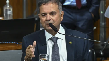 Coordenador da pré-campanha fala em aproximação apenas em casos de "convergência de interesses" e critica negativa de visto e Beattie.