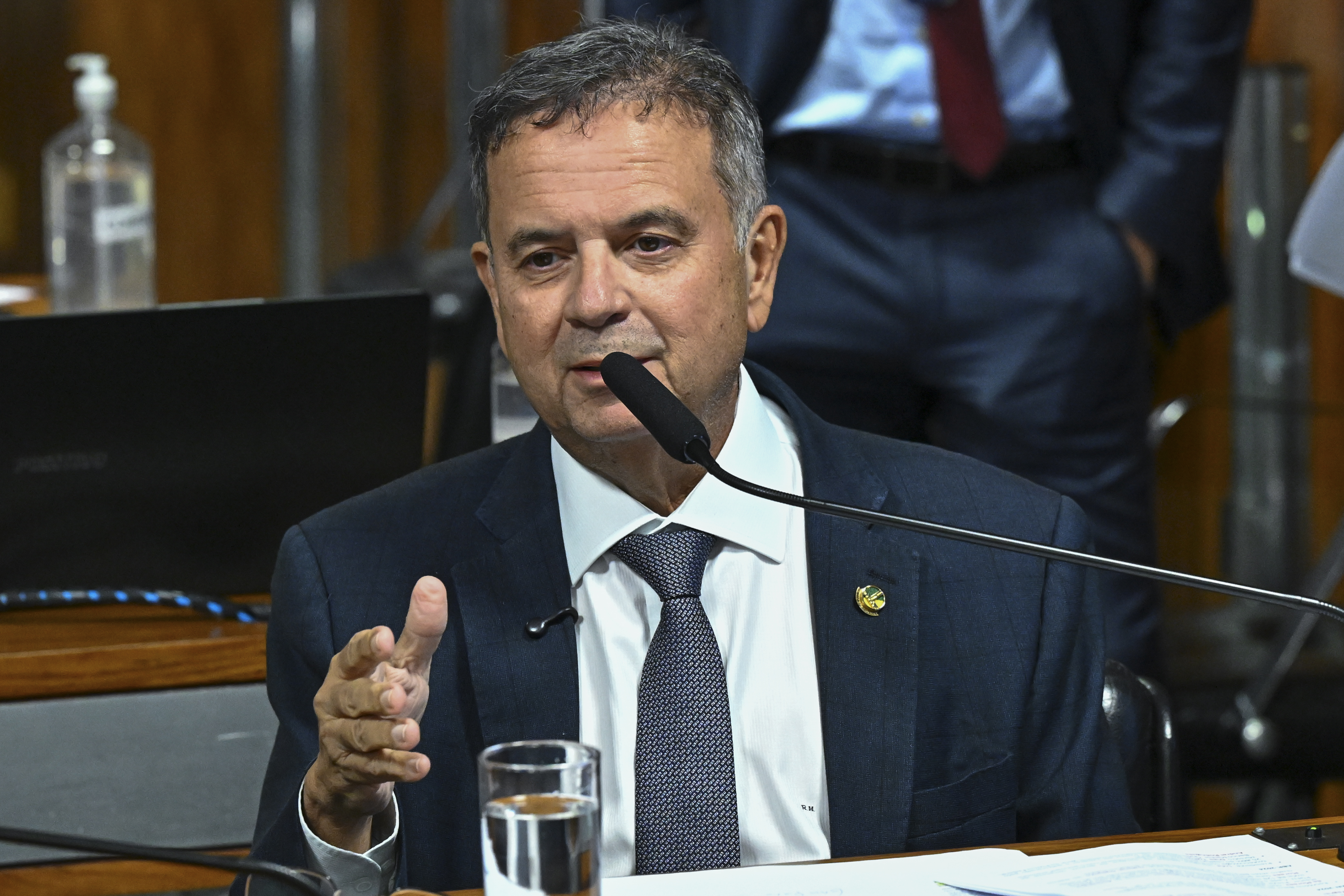 Coordenador da pré-campanha fala em aproximação apenas em casos de “convergência de interesses” e critica negativa de visto e Beattie.
O objetivo da comissão é investigar fraudes no Instituto Nacional do Seguro Social (INSS), envolvendo descontos irregulares em benefícios de aposentados e pensionistas. A CMPI é formada por senadores e deputados, num total de 32 titulares e igual número de suplentes. 
À bancada,  em pronunciamento,  senador Rogerio Marinho (PL-RN).
Foto: Jefferson Rudy/Agência Senado