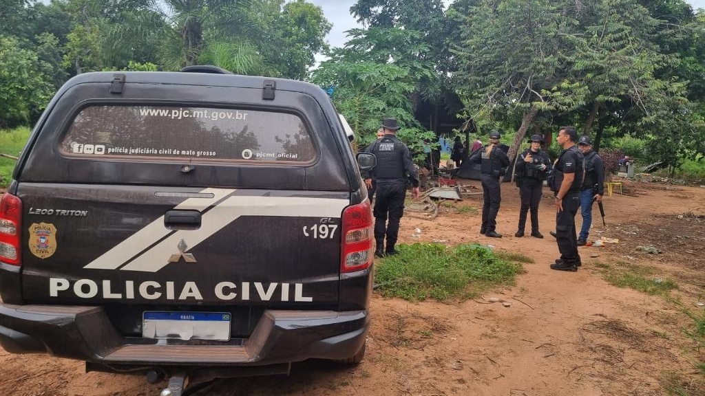 Investigação aponta que criminosos recebiam treinamento armado no local, principalmente adolescentes.