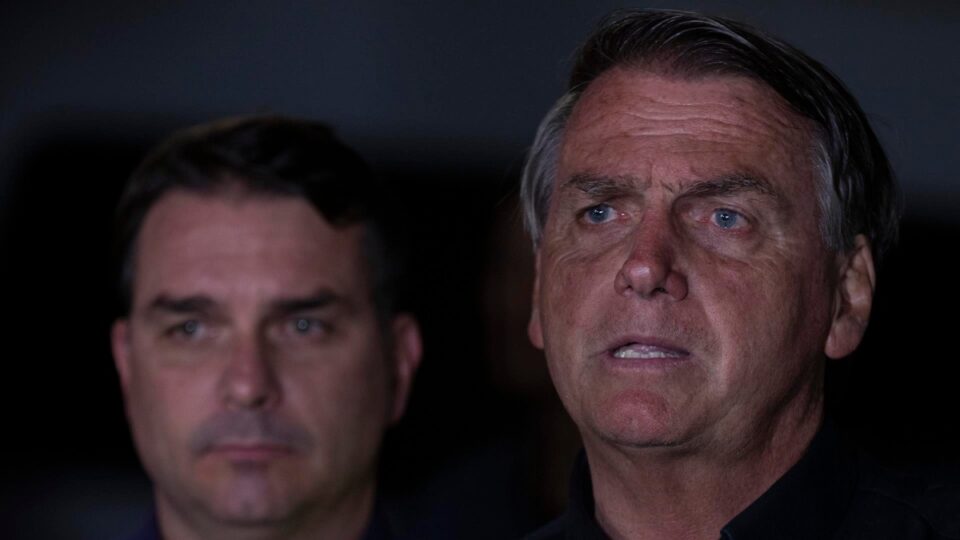 “Teu pai escapou por pouco”, disse médico de Bolsonaro a Flávio sobre nova pneumonia