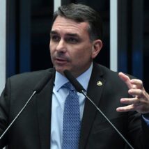Flávio diz que irá “resgatar o Brasil das mãos sujas do PT” se vencer eleição Flávio Bolsonaro