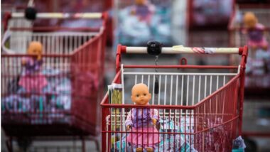 Protesto contra proposta que permitia barriga de aluguel na França, em 2020. Imagem referente a matéria