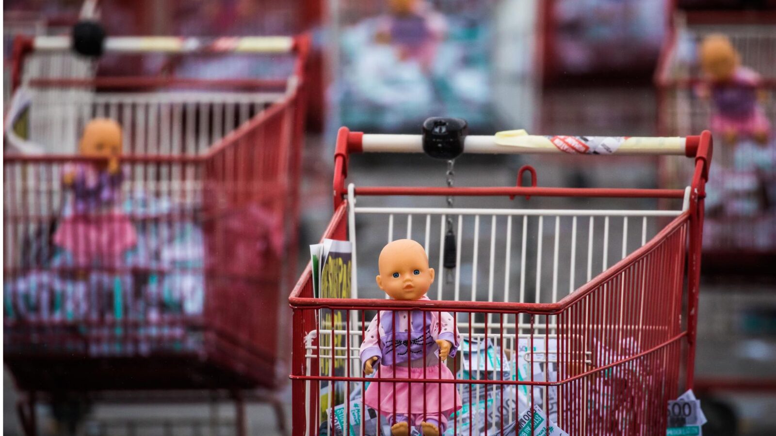 Protesto contra proposta que permitia barriga de aluguel na França, em 2020.