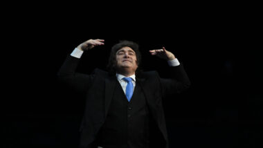 O presidente da Argentina, Javier Milei, participou neste sábado do Fórum Econômico de Madri Imagem referente a matéria