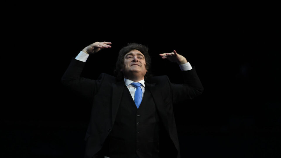 Em Madri, Milei dispara críticas ao premiê espanhol e diz que Trump está derrotando o socialismo