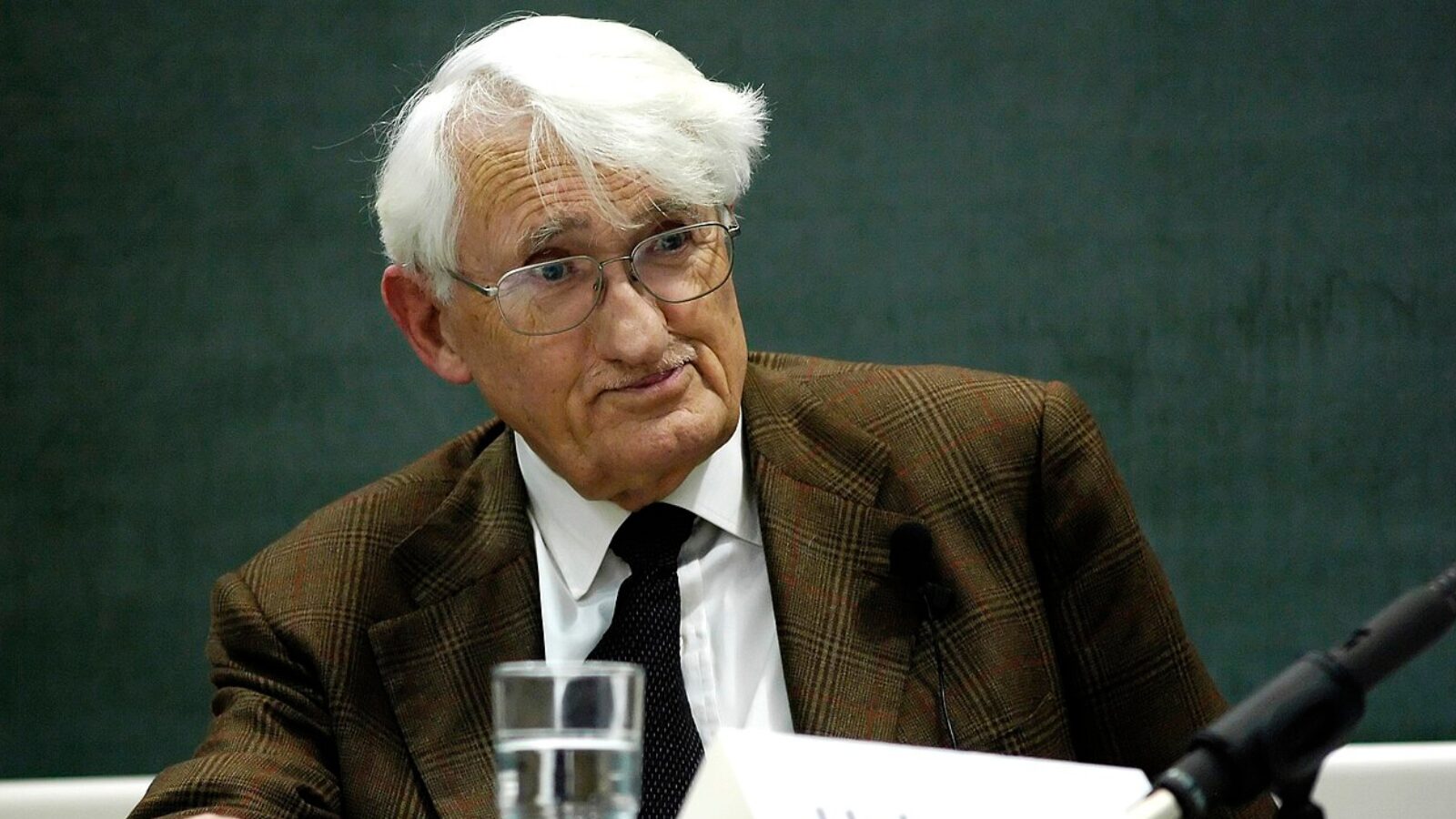 Jürgen Habermas morreu no sábado (14) aos 96 anos.