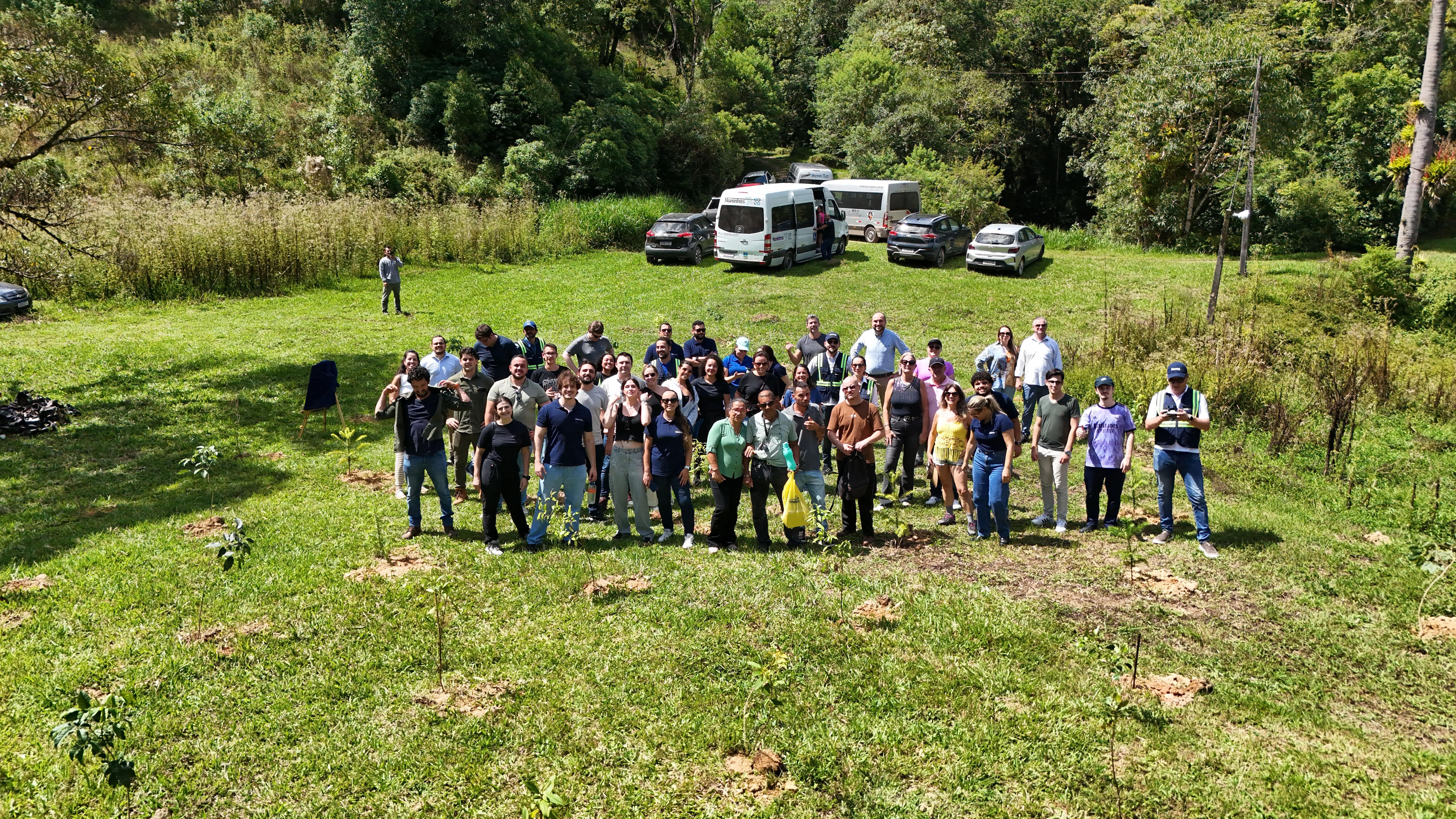 Integrantes das equipes do Grupo Electra e da Electra Hydra durante a celebração dos 95 anos da Usina Hidrelétrica Chaminé, em São José dos Pinhais (PR). O evento marcou a trajetória da usina, que hoje integra o parque gerador do grupo com 18 MW de potência.