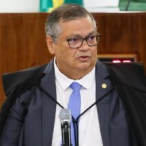 Dino decide acabar com aposentadoria compulsória de juízes por infrações graves Flávio Dino